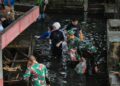Wakil Wali Kota Salatiga Nina Agustin bersama Ketua DPRD Dance Ishak Palit dan jajaran Kodim 0714/Salatiga membersihkan sampah dan tebar benih ikan di Sungai Benoyo, Kutowinangun Lor, Tingkir, pada Jumat, 9 Mei 2025. (Dok. Prokompim Setda Salatiga/Lingkarjateng.id)