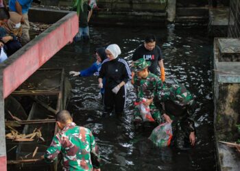 Wakil Wali Kota Salatiga Nina Agustin bersama Ketua DPRD Dance Ishak Palit dan jajaran Kodim 0714/Salatiga membersihkan sampah dan tebar benih ikan di Sungai Benoyo, Kutowinangun Lor, Tingkir, pada Jumat, 9 Mei 2025. (Dok. Prokompim Setda Salatiga/Lingkarjateng.id)