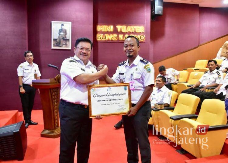 Wali Kota Salatiga Minta Setiap Desa Sajikan Data Statistik Daerah yang Akurat 25 SIMBOLIS: Lurah Sidorejo Kidul, Kota Salatiga menerima penghargaan sebagai Kelurahan Cantik di Ruang Mini Theater Gedung DPRD Salatiga, Rabu, 14 Mei 2025. (Humas Prokompim Setda Salatiga/Lingkarjateng.id)