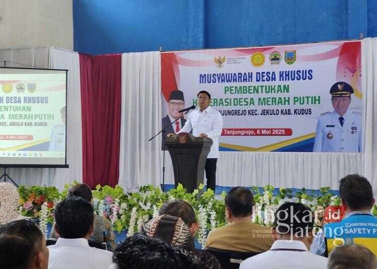 Wamentan Tinjau Pembentukan Koperasi Desa Merah Putih di Kudus, Ini Persiapan Bupati Sam'ani 25 Wakil Menteri Pertanian (Wamentan), Sudaryono, saat menghadiri musdesus pembentukan Koperasi Desa Merah Putih di Desa Tanjungrejo, Kecamatan Jekulo, Kabupaten Kudus, pada Senin, 6 Mei 2025. (Mohammad Fahtur Rohman/Lingkarjateng.id)