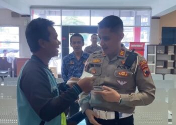 Warga Kendal saat memproses pengurusan pajak kendaraan. (Humas Polres Kendal/Lingkarjateng.id)