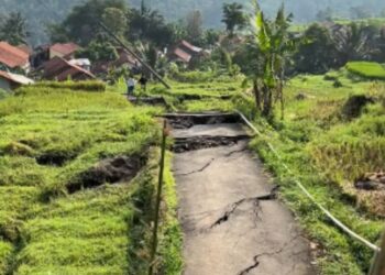 Kondisi jalan Desa Mendala, Kecamatan Sirampog, Kabupaten Brebes rusak parah akibat bencana tanah bergerak. (Tangkapan Layar TikTok kharis7muandar)
