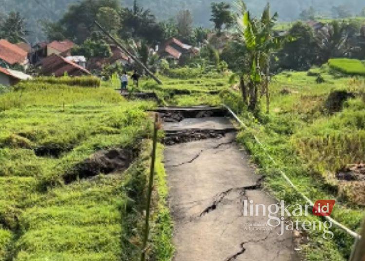 Brebes Dilanda Tanah Bergerak, Begini Nasib Para Korban 25 Kondisi jalan Desa Mendala, Kecamatan Sirampog, Kabupaten Brebes rusak parah akibat bencana tanah bergerak. (Tangkapan Layar TikTok kharis7muandar)