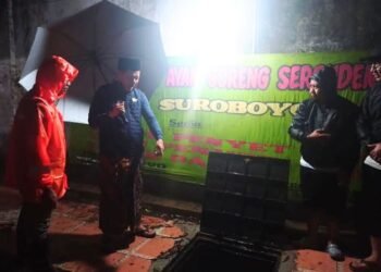 Pemkab Kudus Akan Tambah Inlet Drainase di Titik Rawan Banjir Kawasan Jember 25 Bupati Kudus Sam’ani Intakoris meninjau langsung kondisi salah satu inlet drainase di kawasan Jalan Raden Asnawi, Bakalan Krapyak, Kecamatan Kaliwungu, Senin malam, 19 Mei 2025. (Mohammad Fahtur Rohman/Lingkarjateng.id)