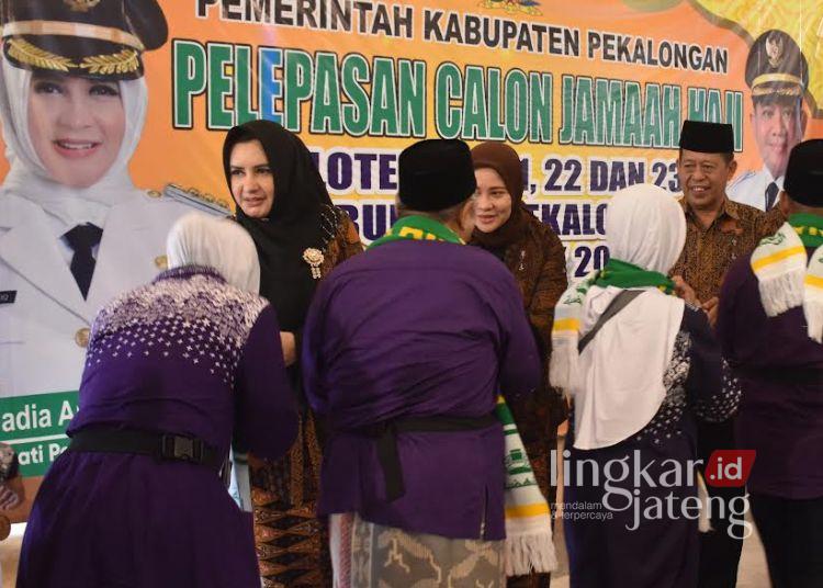 Bupati Pekalongan Fadia Arafiq bersalaman melepas keberangkatan jamaah calon haji Kloter 22 di Pendopo Rumah Dinas, Selasa, 6 Mei 2025. (Fahri Akbar/Lingkarjateng.id)