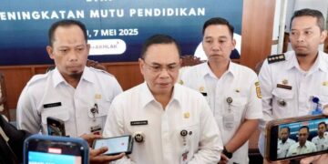 Bupati Pati Sudewo menemui awak media usai memberi arahan kepada ratusan kepala sekolah mulai tingkat PAUD, SD, SMP hingga SMA di Pendopo Kabupaten Pati pada Rabu, 7 Mei 2025. (Humas Pati/Lingkarjateng.id)