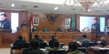 Suasana rapat paripurna interpelasi di Gedung DPRD Kota Salatiga, Senin, 19 Mei 2025. (Angga Rosa/Lingkarjateng.id)