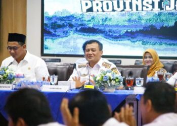 Gubernur Jawa Tengah, Ahmad Luthfi dalam Rapat Koordinasi Pengendalian Operasi Kegiatan (POK) yang membahas realisasi kinerja APBD Provinsi Jawa Tengah Tahun Anggaran 2025, di kantornya, Rabu, 14 Mei 2025. (Humas Pemprov Jateng)