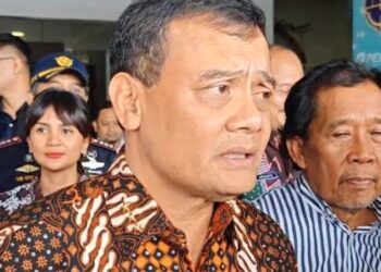 Gubernur Jawa Tengah Ahmad Luthfi diwawancarai disela kunjungan ke Pelabuhan Tanjung Emas Semarang pada Jumat 23 Mei 2025. (Rizky Syahrul/Lingkarjateng.id)