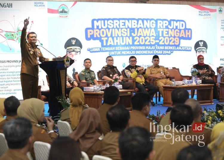 Gubernur Jawa Tengah Ahmad Luthfi menyampaikan pesan khusus kepada Bupati dan Wali Kota dalam agenda Musrenbang RPJMD 2025-2029, yang digelar di Gedung Gradhika Bhakti Praja, Senin, 5 Mei 2025. (Dok. Humas Pemprov Jateng)