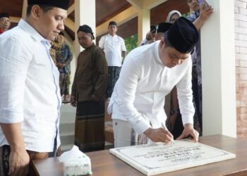 Bupati Jepara, Witiarso Utomo memanda tangani prasasti Makam Raden Tubagus di Karangkebagusan, Jepara pada Senin 5 Mei 2025. (Muhammad Aminudin/Lingkarjateng.id)