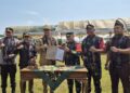 Pemberian surat penandatangan program pembangunan yang dilakukan Bupati Jepara, Witiarso Utomo dengan Komandan Kodim 0719/Jepara, Letkol Arm Khoirul Cahyadi yang didampingi jajaran Forkopimda di Lapangan Desa Kecapi pada Selasa 6 Mei 2025. (Muhammad Aminudin/Lingkarjateng.id)