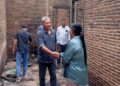 Wakil Ketua Dewan Perwakilan Rakyat Daerah (DPRD) Kabupaten Jepara, Junarso meninjau rumah warga yang terbakar di Desa Kancilan, Kecamatan Kembang, pada Selasa, 20 Mei 2025. (Tomi Budianto/Lingkarjateng.id)