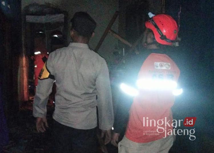 Diduga Alami Gangguan Jiwa, Pria di Bojong Pekalongan Bakar Dapur Rumah Sendiri 25 Petugas bersama warga memadamkan api yang membakar dapur rumah warga di Desa Bojong Minggir, Kecamatan Bojong, Kabupaten Pekalongan, Jumat malam, 30 Mei 2025. (Polres Pekalongan/Beritajateng.id)