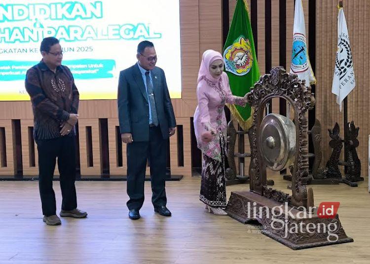 Bupati Kendal, Dyah Kartika Permanasari didampingi Direktur YLBH Putra Nusantara dan anggota saat melakukan pemukulan gong sebagai tanda dimulainya kegiatan pelatihan di gedung Abdi Praja Setda Kendal, Jumat, 2 Mei 2025. (Arvian Maulana/Lingkarjateng.id)