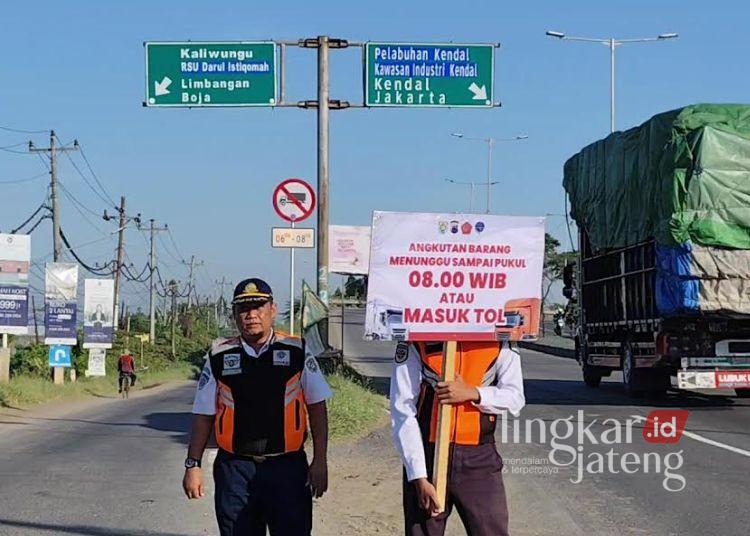 Jajaran Dishub Kendal saat melakukan pemberhentian kepada truk angkutan barang di perbatasan Kendal dan Semarang. (Arvian Maulana/Lingkarjateng.id)