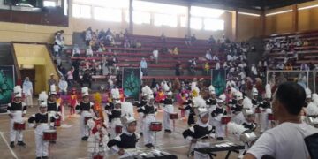 Peserta didik saat memberikan penampilan drumband di Gor Bahurekso Kendal Sabtu, 10 Mei 2025. (Arvian Maulana/Lingkarjateng.id)