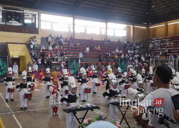 Peserta didik saat memberikan penampilan drumband di Gor Bahurekso Kendal Sabtu, 10 Mei 2025. (Arvian Maulana/Lingkarjateng.id)
