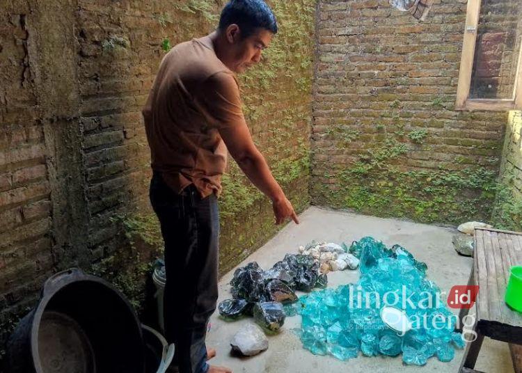 Tampak barang bukti berupa batu yang digunakan untuk penipuan uang gaib di wilayah Desa Karangampel, Kecamatan Kaliwungu, Kabupaten Kudus. (Nisa Hafizhotus S/Lingkarjateng.id)