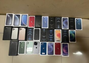 Tampak barang bukti iPhone yang telah dicuri oleh pelaku. (Nisa Hafizhotus S/Lingkarjateng.id)
