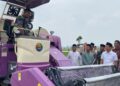 Bupati Kudus, Sam’ani Intakoris menyerahkan bantuan Alsintan ke petani Undaan Lor. (Mohammad Fahtur Rohman/Lingkarjateng.id)