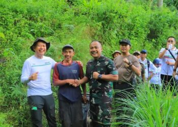 Bupati Kudus Sam’ani Intakoris memimpin langsung peninjauan jalur alternatif dari Ternadi menuju Soco hingga Rahtawu, Jumat sore, 16 Mei 2025. (Fahtur Rohman/Lingkarjateng.id)