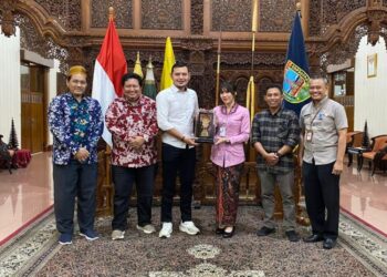 Ketua KPU Kudus, Ahmad Amir Faisol saat menyerahkan ikon Pilkada 2024 Kepada Wakil Bupati Kudus, Bellinda Putri Sabrina Birton di Pendopo Kab. kudus belum lama ini. (Dok. Pribadi/Lingkarjateng.id)