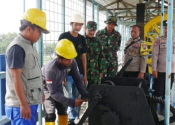 Pintu Bendung Wilalung  di perbatasan Kabupaten Kudus dan Demak yang mengarah ke Sungai Juwana dibuka menyusul tingginya debit air kiriman dari Bendung Klambu, Kamis, 23 Mei 2025. (Antara/Lingkarjateng.id)