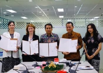 Bupati Kudus Sam’ani Intakoris dan Wakil Bupati Kudus Bellinda Putri Sabrina Birton menunjukkan MoU bersama Swedfund terkait peningkatan kualitas infrastruktur sanitasi di Kementerian PUPR, Rabu, 28 Mei 2025. (Dok. for Lingkarjateng.id)