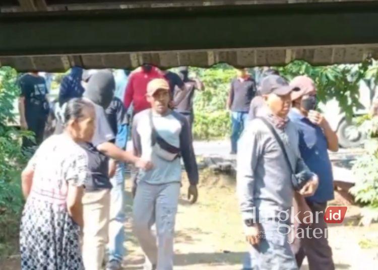 Polemik Video Viral Bongkar Paksa Rumah Petani Pundenrejo, Bupati Pati Segera Panggil Pihak Terkait 25 Potongan video viral yang memperlihatkan perseteruan antara warga Pundenrejo yang rumahnya dibongkar paksa dengan pihak PT LPI. (Dok. Pribadi/Lingkarjateng.id)