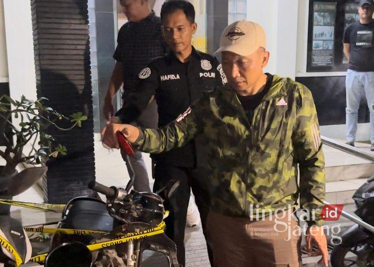 AKP Heri Dwi Utomo menunjukkan sejumlah barang bukti yang digunakan pelajar SMK terlibat tawuran di jalan Pati-Gembong, Desa Muktiharjo, Jumat, 9 Mei 2025. (Humas Polresta Pati)