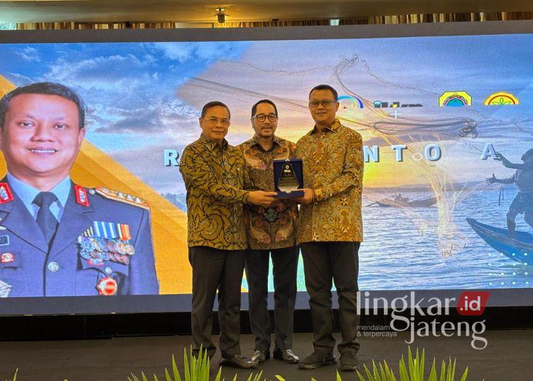 Bupati Pati Sudewo (kiri pertama) bersama Anggota DRR RI Firman Soebagyo (tengah). (Dok. for Lingkarjateng.id)