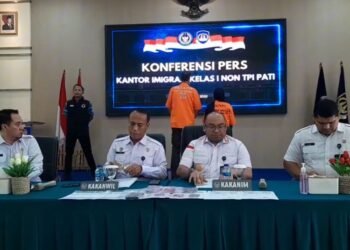 WNA asal Iran yang menjadi pelaku pencurian dengan modus hipnotis dihadirkan saat Konferensi Pers di Kantor Imigrasi Kelas 1 Non TPI Pati pada Rabu, 21 Mei 2025. (Mutia Parasti/Lingkarjateng.id)