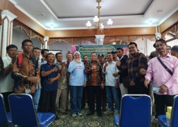 Bupati Pati Sudewo foto bersama peserta Sosialisasi Pengembangan Tanaman Mangga Merah, Melon Jepang, Pepaya Hawai dan Terong Jepang Bupati Pati pada Jumat, 23 Mei 2025. (Setyo Nugroho/Lingkarjateng.id)