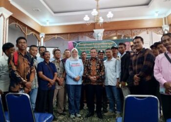 Bupati Pati Sudewo foto bersama peserta Sosialisasi Pengembangan Tanaman Mangga Merah, Melon Jepang, Pepaya Hawai dan Terong Jepang Bupati Pati pada Jumat, 23 Mei 2025. (Setyo Nugroho/Lingkarjateng.id)