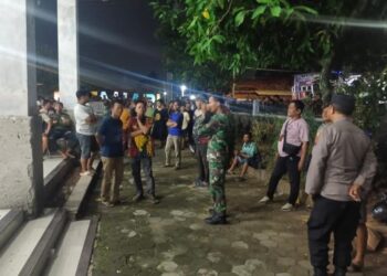 Para pemuda berkumpul di depan Balai Desa Sijambe, Kecamatan Wonokerto, Kabupaten Pekalongan, Selasa malam, 6 Mei 2025 meminta klarifikasi persoalan dugaan penyelewengan Dana Desa Tahun Anggaran 2025 yang dilakukan Sekdes Eko Rizal. (Fahri Akbar/Lingkarjateng.id)