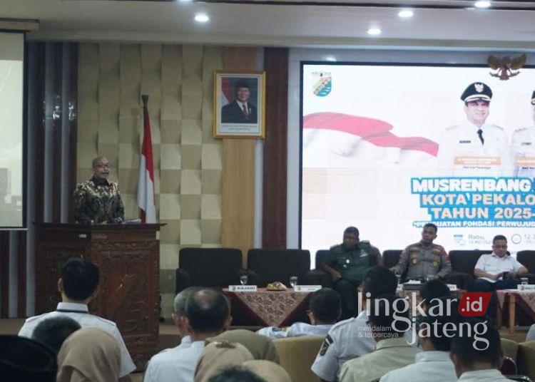 Ketua DPRD Kota Pekalongan Dorong RPJMD 2025-2029 Fokus pada SDM, Kesehatan, dan Pengelolaan Sampah 25 Ketua DPRD Kota Pekalongan, M Azmi Basyir, saat menyampaikan pokok pikiran dalam Musrenbang RPJMD 2025–2029 di Ruang Jlamprang Setda, Rabu, 14 Mei 2025. (Fahri Akbar/Lingkarjateng.id)