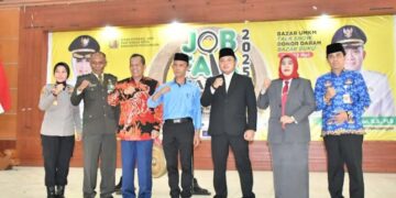 Pj Sekda Kabupaten Pekalongan, Edy Herijanto, saat membuka Job Fair 2025 di GPU Kajen yang diikuti oleh 34 perusahaan, Selasa, 20 Mei 2025. (Fahri Akbar/Lingkarjateng.id)