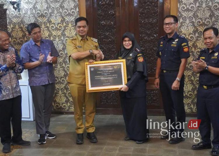Bupati Jepara, Witiarso Utomo menerima penghargaan Kinerja Pengelolaan Dana Bagi Hasil Cukai Hasil Tembakau (DBHCHT) Terbaik Bidang Penegakan Hukum Tahun 2024 dari KPPBC TMC Kudus di Pringgitan Pendopo RA Kartini Jepara pada Selasa malam 6 Mei 2025. (Dok. Pemkab Jepara)