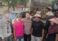 Kapolsek Tayu, AKP Aris Pristianto mendampingi warga Pundenrejo ke Kantor Pemerintah Kabupaten Pati pada Rabu 7 Mei 2025. (Dok.Pribadi for Lingkarjateng.id)