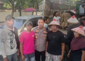 Kapolsek Tayu, AKP Aris Pristianto mendampingi warga Pundenrejo ke Kantor Pemerintah Kabupaten Pati pada Rabu 7 Mei 2025. (Dok.Pribadi for Lingkarjateng.id)