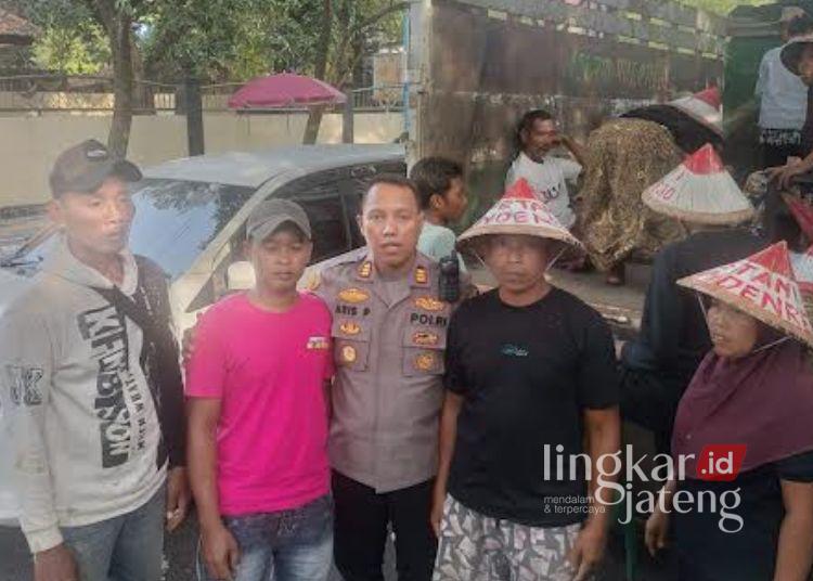 Mediasi Kasus Perobohan Rumah Warga Pundenrejo Pati Dilakukan 14 Mei 25 Kapolsek Tayu, AKP Aris Pristianto mendampingi warga Pundenrejo ke Kantor Pemerintah Kabupaten Pati pada Rabu 7 Mei 2025. (Dok.Pribadi for Lingkarjateng.id)
