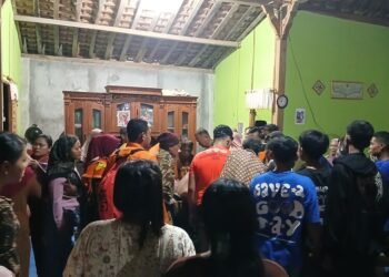 Tim gabungan dan warga saat membawa korban ke rumah duka di Dusun Pulo RT 08/RW 02 Desa Pulongrambe, Kecamatan Tawangharjo, Kabupaten Grobogan, pada Minggu, 4 Mei 2025. (Dok. Pusdalops Grobogan/Lingkarjateng.id)