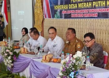 Menkop UKM Budi Arie didampingi Bupati Grobogan Setyo Hadi saat menghadiri musdesus pembentukan Koperasi Desa Merah Putih di Desa Kapung, Kecamatan Tanggungharjo, Kabupaten Grobogan, pada Selasa, 6 Mei 2025. (Ahmad Abror/Lingkarjateng.id)