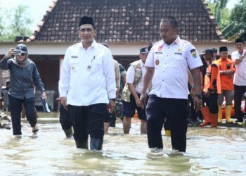 Wagub Jawa Tengah, Taj Yasin Maimoen, meninjau banjir di Desa Tanggirejo, Kecamatan Tegowanu, Kabupaten Grobogan, pada Rabu, 21 Mei 2025. (Ahmad Abror/Lingkarjateng.id)