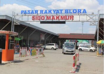 Salah satu pintu masuk Pasar Sido Makmur Blora. (Hanafi/Lingkarjateng.id)