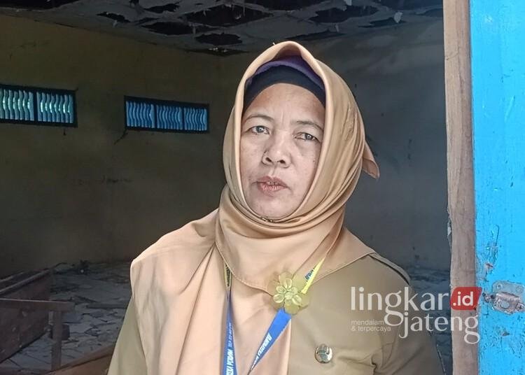 Dikucur Rp 215 Juta, SDN 2 Sumengko Blora Diperbaiki Tahun Ini 25 Ira Supasih, Kepala SDN 2 Sumengko, Desa Bodeh, Kecamatan Randublatung, Kabupaten Blora. (Hanafi/Lingkarjateng.id)
