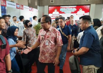 Wakil Walikota Semarang, Iswar Aminuddin, saat mengunjungi Job Fair dan Naker Fest di Auditorium Balai Besar Pelatihan Vokasi dan Produktivitas Semarang (BBVP) Semarang, Selasa, 6 Mei 2025. (Syahril Muadz/Lingkarjateng.id)