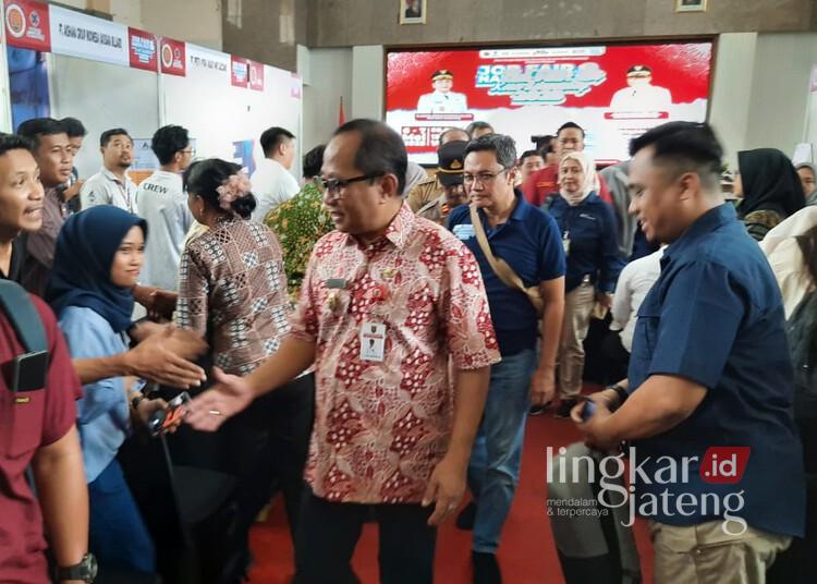 Wakil Walikota Semarang, Iswar Aminuddin, saat mengunjungi Job Fair dan Naker Fest di Auditorium Balai Besar Pelatihan Vokasi dan Produktivitas Semarang (BBVP) Semarang, Selasa, 6 Mei 2025. (Syahril Muadz/Lingkarjateng.id)