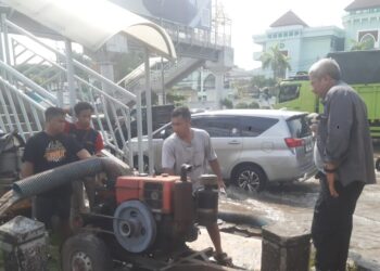 Pompa portable dioperasikan untuk menyedot genangan di Jalan Kaligawe depan RSI Sultan Agung, Kota Semarang, Selasa, 13 Mei 2025. (Dok. Pemkot Semarang/Lingkarjateng.id)